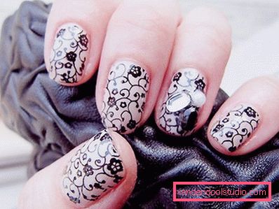 Manicura con encaje de encaje en las uñas.