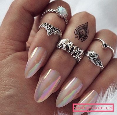 Hermosa manicura en las uñas afiladas 2019-2020.