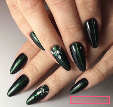 Hermosa manicura en las uñas afiladas 2019-2020.