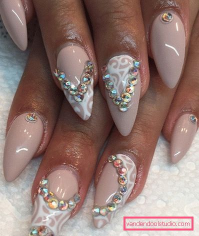 Hermosa manicura en las uñas afiladas 2019-2020.