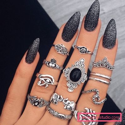 Hermosa manicura en las uñas afiladas 2019-2020.