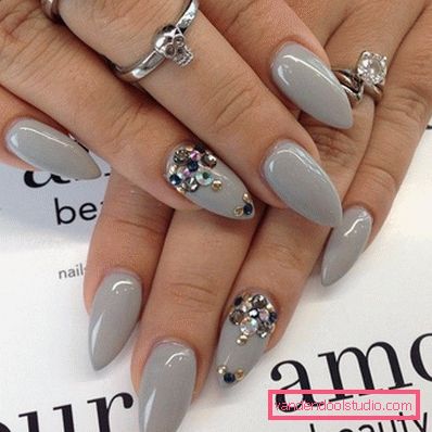 Hermosa manicura en las uñas afiladas 2019-2020.