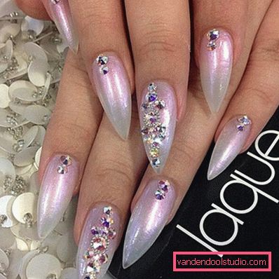 Hermosa manicura en las uñas afiladas 2019-2020.