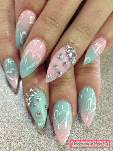 Hermosa manicura en las uñas afiladas 2019-2020.