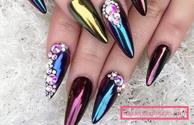 Hermosa manicura en las uñas afiladas 2019-2020.