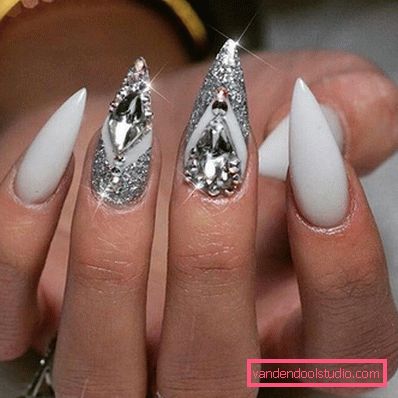 Hermosa manicura en las uñas afiladas 2019-2020.