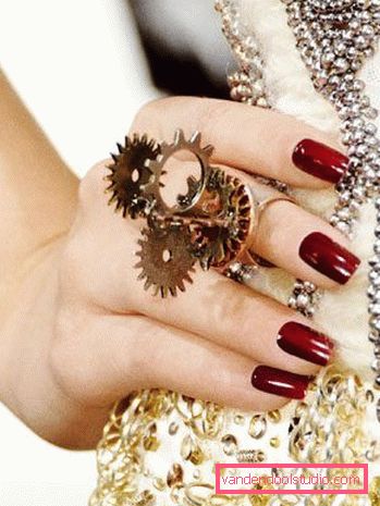 Manicura de noche. seleccionamos el diseño para publicación.
