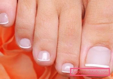 Uñas en manos y pies.